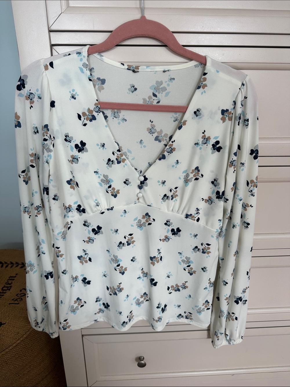 Like new Banana Republic Factory Women's Cream Floral V-Neck Long Sleeve Top